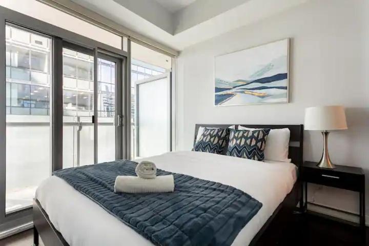 Luxury Lake View & City View - One Free Parking Toronto Exterior photo